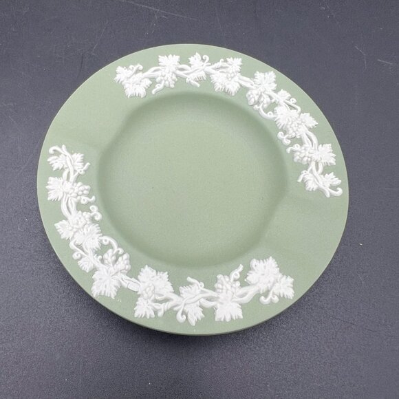 Vintage Wedgwood Jasperware Sage Green Ashtray, Round, Small, White, Dish W/ Box - Picture 3 of 10